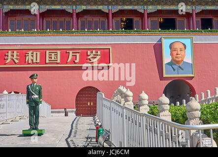 Soldier standing on guard in front of Gate of Heavenly Peace, Tiananmen Square, Beijing, China Stock Photo