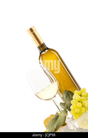 Weisswein im Glas mit Trauben vor weissem Hintergrund Stock Photo
