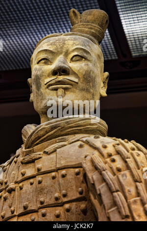 The famous Kneeling Archer unearthed in Pit 2 of the Terracotta Army. Altogether 160 kneeling archers were found in pit 2.  Xian, Shaanxi province, Ch Stock Photo