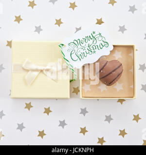Herzfoermige Praline, Trueffel in Geschenkbox zu Weihnachten Stock Photo