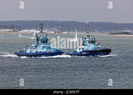 Solent Towage Fleet tugboats Apex and Lomax 'steam' into Southampton water to escort a tanker into the Esso refinery Stock Photo
