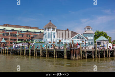 ALEXANDRIA, VIRGINIA, USA - Chart House Restaurant, Old Town Alexandria, Potomac RIver waterfront. Stock Photo