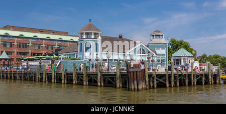 ALEXANDRIA, VIRGINIA, USA - Chart House Restaurant, Old Town Alexandria, Potomac RIver waterfront. Stock Photo