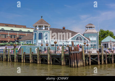 ALEXANDRIA, VIRGINIA, USA - Chart House Restaurant, Old Town Alexandria, Potomac RIver waterfront. Stock Photo