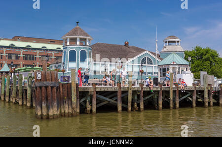 ALEXANDRIA, VIRGINIA, USA - Chart House Restaurant, Old Town Alexandria, Potomac RIver waterfront. Stock Photo