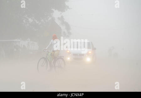 Allahabad, Uttar Pradesh, India. 16th June, 2017. People walk through a dust storm at the Sangam, the confluence of the Ganges, Yamuna and mythical Saraswati rivers in Allahabad. Credit: Prabhat Kumar Verma/ZUMA Wire/Alamy Live News Stock Photo