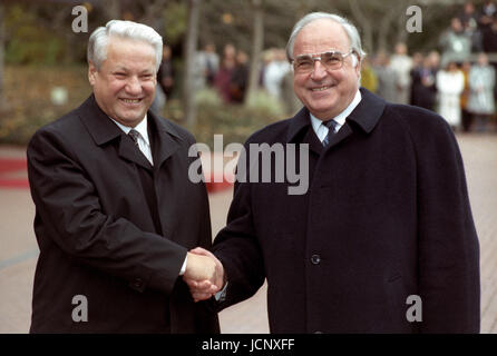 Russian president Boris Jelzin (l) is welcomed by German chancellor Helmut Kohl (r) on 21 November 1991 in front of the Federal Chancellery in Bonn. Stock Photo