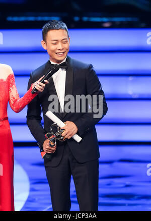 Shanghai, China. 16th June, 2017. Actor Zhang Yi wins Magnolia Award for best actor of the 23rd Shanghai TV Festival, in Shanghai, east China, June 16, 2017. Credit: Ding Ting/Xinhua/Alamy Live News Stock Photo