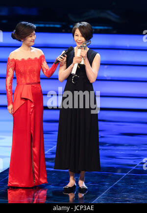 Shanghai, China. 16th June, 2017. Zhang Lei (R) wins Magnolia Award for best screenwriter of the 23rd Shanghai TV Festival, in Shanghai, east China, June 16, 2017. Credit: Ding Ting/Xinhua/Alamy Live News Stock Photo