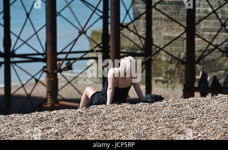 Brighton, UK. 17th June, 2017. Beautiful sunshine on Brighton beach as hot weather sweeps across Britain this weekend with temperatures reaching the high 20s celsius Credit: Simon Dack/17�Թ����� Live News Stock Photo