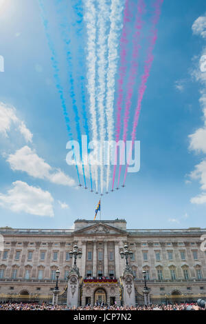 London, UK. 17th June, 2017. The Red arrows trail smoke as the Royal Family gathers on the balcony for the flypast and cheers from the crowd - Trooping the Colour by the Irish Guards on the Queen’s Birthday Parade. The Queen’s Colour is “Trooped” in front of Her Majesty The Queen and all the Royal Colonels.  His Royal Highness The Duke of Cambridge takes the Colonel’s Review for the first time on Horse Guards Parade riding his horse Wellesley. Credit: Guy Bell/Alamy Live News Stock Photo