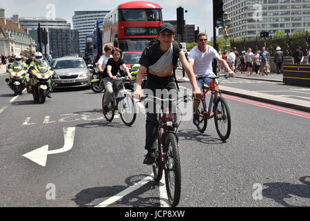 Westminster, London, UK. 17th June, 2017. Hundreds of teenage boys cycle through central London. Credit: Matthew Chattle/Alamy Live News Stock Photo