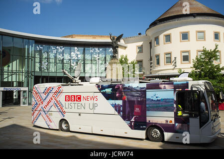 Woking, UK. 15th June 2017. BBC outside broadcast unit in Jubliee Square Stock Photo