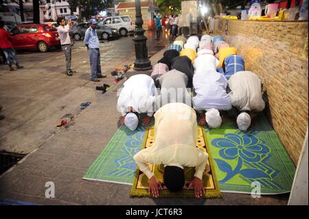 Allahabad, India. 16th June, 2017. Indian Muslim offer prayer or “Namaz” after break their fast with “iftar” during the holy month of Ramadan at footpath. Muslim men and women across the world observe Ramadan, a month long celebration of self-purification and restraint. Credit: Prabhat Kumar Verma/Pacific Press/Alamy Live News Stock Photo