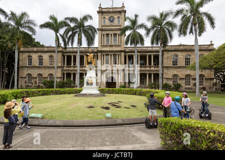 The king Kamehameha state in front of the Aliiolani Building in Honolulu. Stock Photo