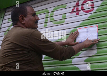 Lahore, Pakistan. 17th June, 2017. Pakistani security personnel busy in searching and clear the market near Imambargah karbala Gamay shah before procession, Youm-e-Ali. Youm-e-Ali (RA)the martyrdom day of Hazrat Ali (RA) processions is being observed today (Saturday) with religious harmony amid tight security across the country. Credit: Rana Sajid Hussain/Pacific Press/Alamy Live News Stock Photo