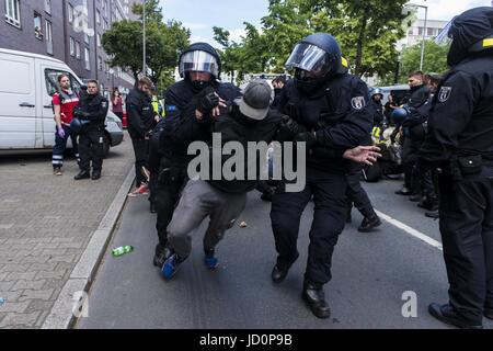 Berlin, Germany. 17th June, 2017. The Policei dissolve a blockade of counter-demonstrators while a few hundred sympatizers and activists of the New Right Identity Movement demonstrating in Berlins district Wedding under the motto ''Future Europe - for the defense of our identity, culture and way of life (German: Zukunft Europa ''“ Fuer die Verteidigung unserer Identitaet, Kultur und Lebensweise)'. About 1,500 counter-demonstrators blocked the route of the Identitarian Movement who discontinued their demonstration. Credit: ZUMA Press, Inc./Alamy Live News Stock Photo