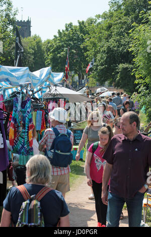 Middlewich, Cheshire, UK. 17th June, 2017. Cw 3082 Crowds along Traders Boats at Middlewich FAB 2017 Over the weekend on June the 17th and 18th of June 2017 it is the Middlewich Folk and Boat festival at Middlewich in Cheshire. There is a collection of roving traders boats moored and open between the Big Lock and the Town Bridge. On Saturday the sun shone, it was warm and there were lots of folks out enjoying the festival, the music and the chance to buy something off an unusual sort of shop, one on a boat. Here are some of the trader's boats and crowds of folks along the towpath. Credit: Coli Stock Photo