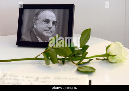 Berlin, Germany. 17th June, 2017. A book of condolence for the deceased former chancellor Helmut Kohl (CDU) at the state party conference of the Berlin CDU, in Berlin, Germany, 17 June 2017. Helmut Kohl died at the age of 87 on 16 June 2017. Photo: Maurizio Gambarini/dpa/Alamy Live News Stock Photo