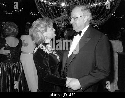 ARCHIVE - German chancellor Helmut Kohl (CDU) and his wife Hannelore Kohl at the Berlin Press Ball in Berlin, 11 January 1987. The former German chancellor Helmut Kohl has died at the age of 87. The news was shared with the German Press Agency by Kohl's lawyer Holthoff-Pfoertner. Photo: Chris Hoffmann Stock Photo