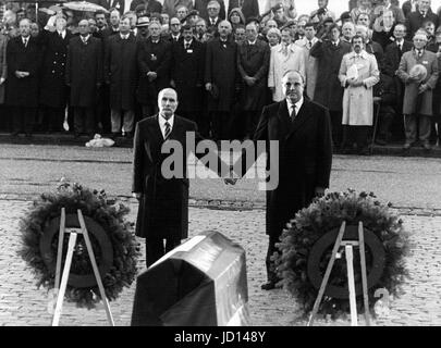 dpatop - ARCHIVE - The French president Francois Mitterrand (L) and the chancellor of the Federal Republic of Germany Helmut Kohl hold hands during a ceremony held by the war graves of Verdun, France, 22 September 1984. The former German chancellor Helmut Kohl has died at the age of 87. The news was shared with the German Press Agency by Kohl's lawyer Holthoff-Pfoertner. Photo: Wolfgang Eilmes/dpa Stock Photo