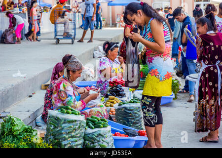 SAMARKAND, UZBEKISTAN - AUGUST 28: Woman buying vegetables at Siab bazaar, local fruit and veggie market in Samarkand. August 2016 Stock Photo