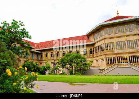 VIMANMEK ROYAL PALACE - JUNE 30 : Vimanmek Royal Mansion, the world's largest golden teak building JUNE 30, 2007 BANGKOK,THAILAND VIMANMEK ROYAL PALACE - JUNE 30 : Vimanmek Royal Mansion, the world's largest golden teak building JUNE 30, 2007 BANGKOK,THAILAND
