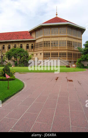 VIMANMEK ROYAL PALACE - JUNE 30 : Vimanmek Royal Mansion, the world's largest golden teak building JUNE 30, 2007 BANGKOK,THAILAND