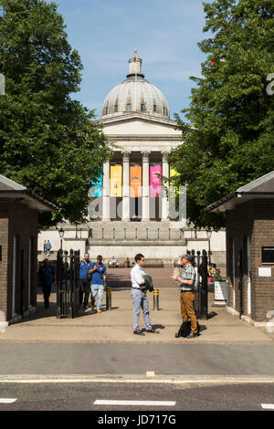 Students on Gower Street, near the Quad, at University College London, England, UK Stock Photo