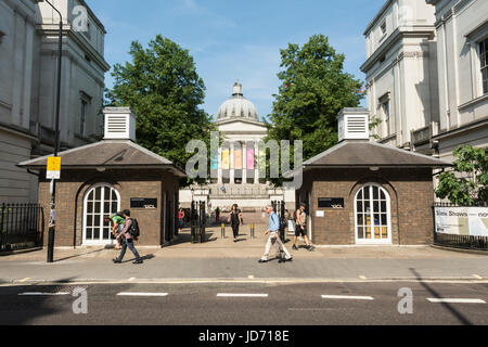 Students on Gower Street, near the Quad, at University College London, England, UK Stock Photo