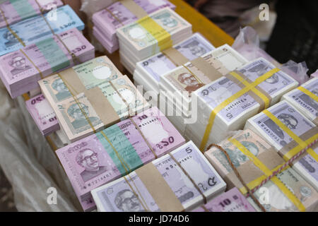 Dhaka, Bangladesh. 18th June, 2017. New money bundles are displaying for sell at a street vendor ashamed of Eid in the outcast of Dhaka. People give new money to a relative as a gift during Eid. Credit: Md. Mehedi Hasan/ZUMA Wire/Alamy Live News Stock Photo