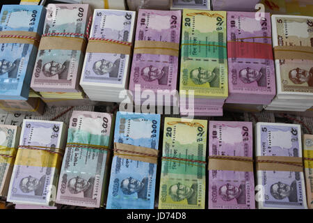 Dhaka, Bangladesh. 18th June, 2017. New money bundles are displaying for sell at a street vendor ashamed of Eid in the outcast of Dhaka. People give new money to a relative as a gift during Eid. Credit: Md. Mehedi Hasan/ZUMA Wire/Alamy Live News Stock Photo