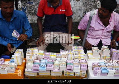 Dhaka, Bangladesh. 18th June, 2017. Street vendors are selling new money bundles ashamed of Eid in the outcast of Dhaka. People give new money to a relative as a gift during Eid. Credit: Md. Mehedi Hasan/ZUMA Wire/Alamy Live News Stock Photo