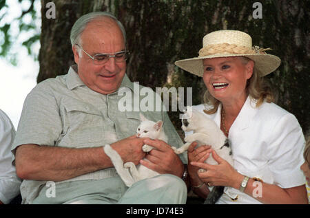 ARCHIVE - German chancellor Helmut Kohl and his wife Hannelore with kittens while on holiday in St. Lorenz, Austria, a August 1992. Kohl died at the age of 87 in his home on the 16 June 2017. The German Press Agency was informed of the news by Kohl's lawyer. Photo: Frank Mächler/dpa Stock Photo