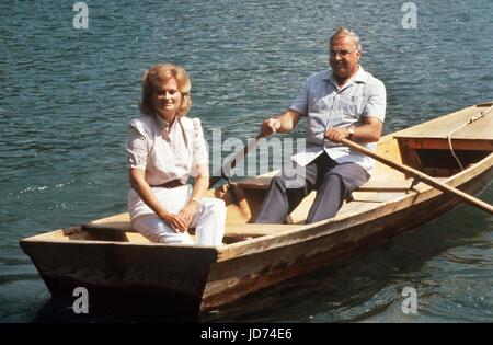 ARCHIVE - Helmut Kohl and his wife Hannelore on holiday in St. Gilgen, Germany, 08 August 1986. Kohl died at the age of 87 in his home on the 16 June 2017. The German Press Agency was informed of the news by Kohl's lawyer. Photo: Heinz Wieseler/dpa Stock Photo