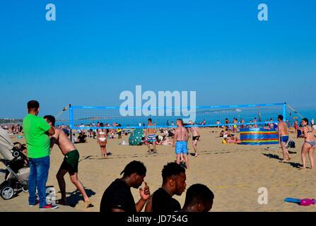 Bournemouth, UK. 18th June, 2017. Hundreds of tourist and local people ...