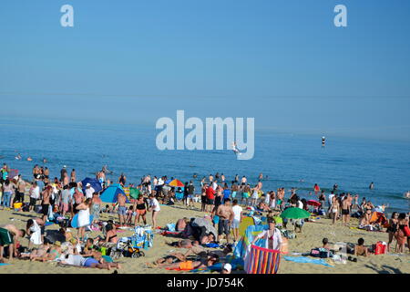 Bournemouth, UK. 18th June, 2017. Hundreds of tourist and local people ...