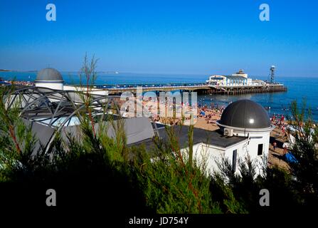 Bournemouth, UK. 18th June, 2017. Hundreds of tourist and local people ...