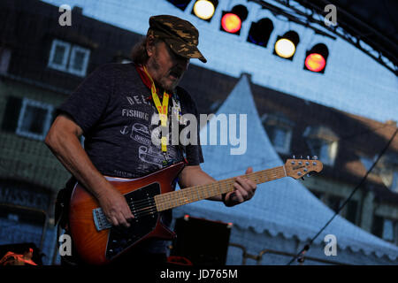 Worms, Germany. 18th June 2017. Miller Anderson performs live on stage at the 2017 Jazz and Joy Festival in Worms. Credit: Michael Debets/Alamy Live News Stock Photo