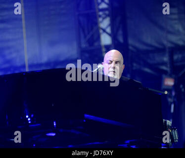 Green Bay, Wisconsin, USA. 17th June, 2017. Billy Joel performs in concert at Lambeau Field in Green Bay, Wisconsin. Ricky Bassman/Cal Sport Media/Alamy Live News Stock Photo