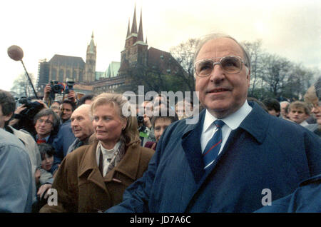 ARCHIVE - Former German chancellor Helmut Kohl (R) and his wife Hannelore visit the new eastern states after the elections, in Erfurt, Germany, 10 April 1991. Kohl passed away at the age of 87 in Eggershaim on the 16th of June 2017. He was chancellor for 16 years and head of the party CDU for quarter of a century. Photo: Ralf Hirschberger/dpa Stock Photo