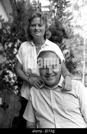 ARCHIVE - Former German chancellor Helmut Kohl and his wife Hannelore during a vacation in Salzkammergut, Austria, 7 August 1980. Kohl passed away at the age of 87 in Eggershaim on the 16th of June 2017. He was chancellor for 16 years and head of the party CDU for quarter of a century. Photo: Istvan Bajzat/dpa Stock Photo