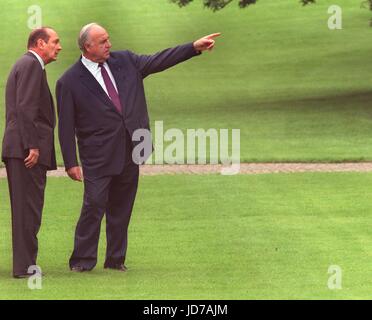 ARCHIVE - Former German chancellor Helmut Kohl and then French state president Jacques Chirac stand in the gardens of the chancellery in Bonn, Germany, 10 May 1996. Kohl passed away at the age of 87 in Eggershaim on the 16th of June 2017. He was chancellor for 16 years and head of the party CDU for quarter of a century. Photo: dpa Stock Photo