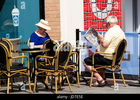 Dundee, Tayside, Scotland, UK. 19th June, 2017. UK weather: Another very warm day with the best of the sunshine across Tayside with maximum temperatures of 30 °C. Two elderly people having refreshments sitting outside the Nero `s coffee shop enjoying the warm glorious weather in Dundee, UK. Credits: Dundee Photographics / Alamy Live News Stock Photo