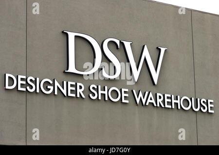 DSW Designer Shoe Warehouse Brand Logo On Building Exterior Stock Photo