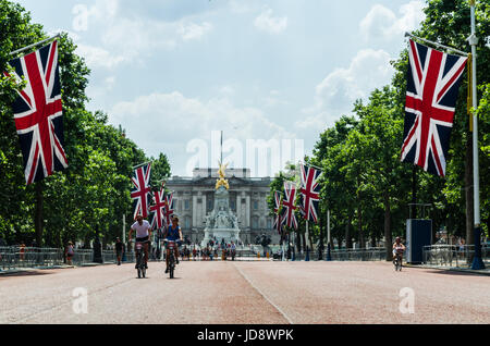 Cyclists on The Mall by Buckingham Palace, London Stock Photo