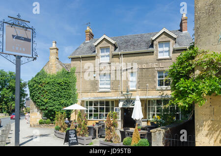 The Swan Hotel in the pretty Cotswold village of Broadway Stock Photo
