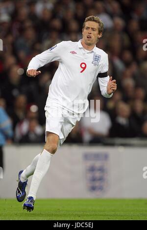 PETER CROUCH ENGLAND & PORTSMOUTH FC WEMBLEY STADIUM LONDON ENGLAND 01 April 2009 Stock Photo