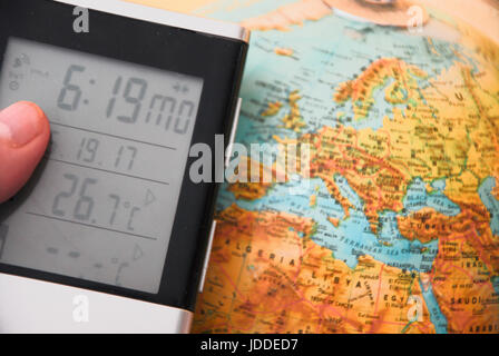 Portland, UK. 19th June, 2017. High temperatures persist late into the day even in coastal areas, as measured here in Portland, Dorset Credit: stuart fretwell/Alamy Live News Stock Photo