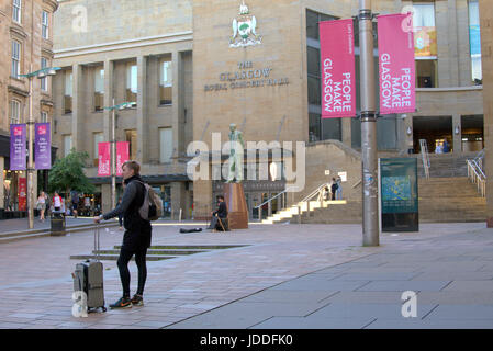 Glasgow, Scotland, UK. 19th June, 2017. Summer weather returns and people enjoy the summer on the streets , George Square and Kelvingrove Park  as Scotland  catches some of the UK weather Credit: gerard ferry/Alamy Live News Stock Photo